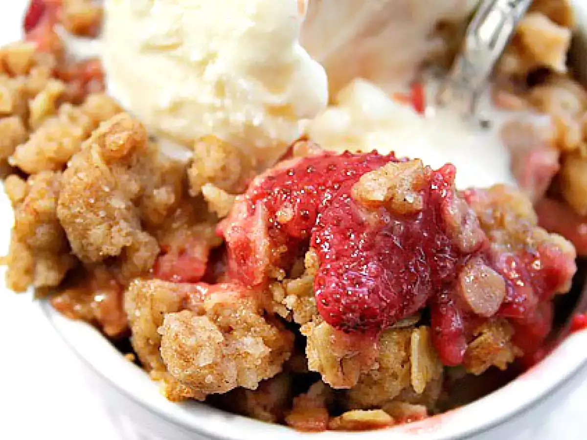 Prajitura cu mere, capsuni si rubarba(Apple Strawberry Rhubarb Crisp)