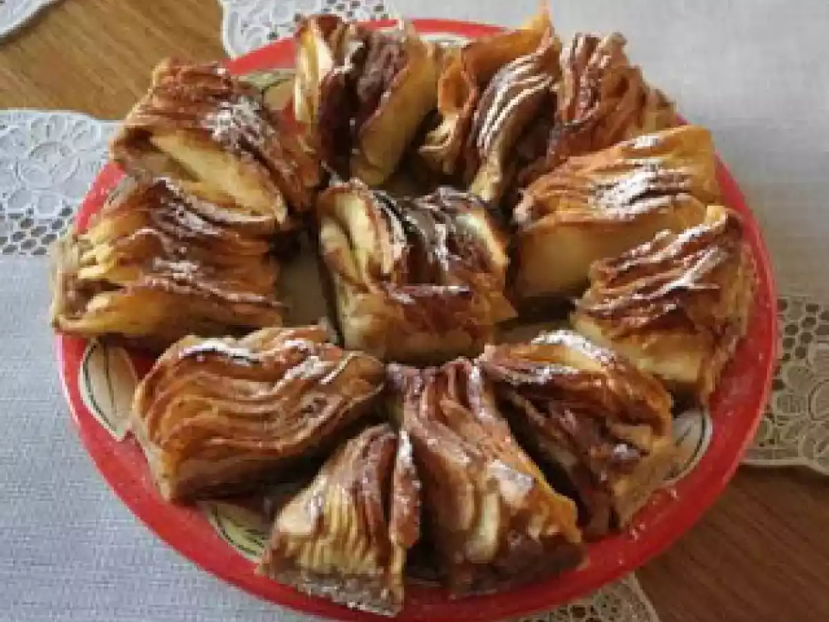 PRAJITURA CU MERE CU BLAT DE BISCUITI