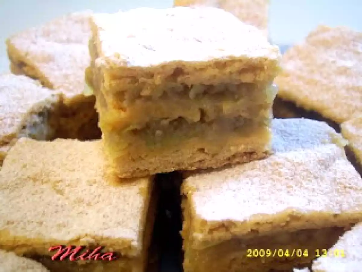 Prajitura cu mere si aluat cu suc de rosii