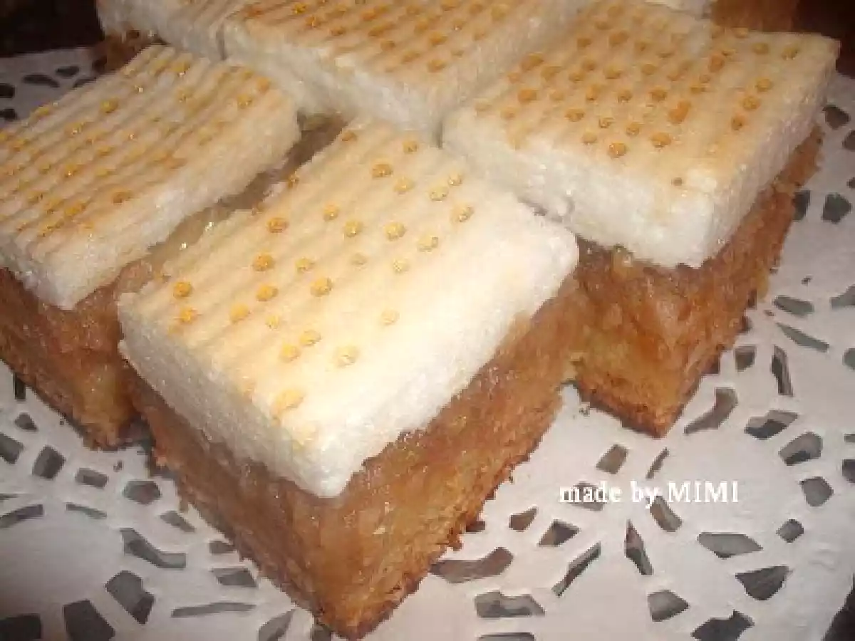 PRAJITURA CU MERE SI BEZEA