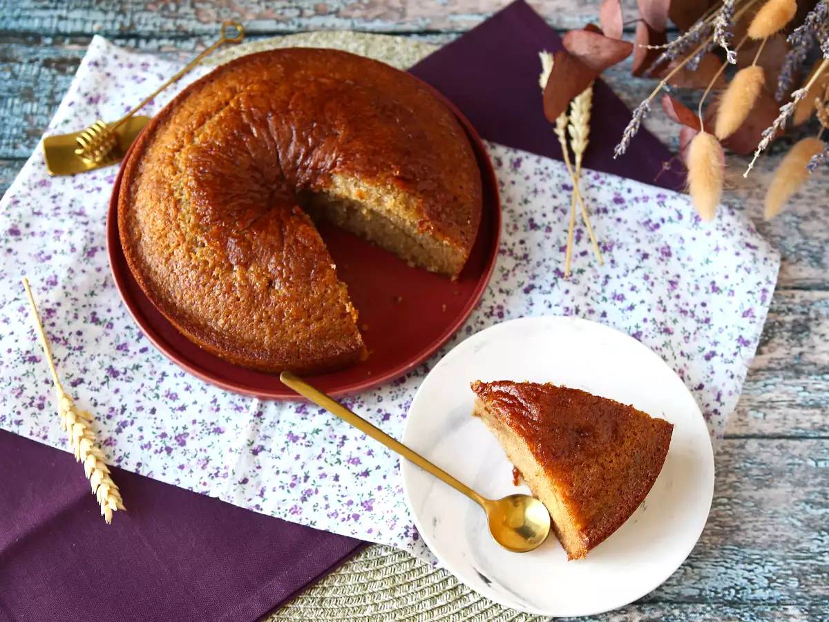Prăjitură cu miere, pufoasă și umedă: ușor de făcut, fără mixer - poza 5