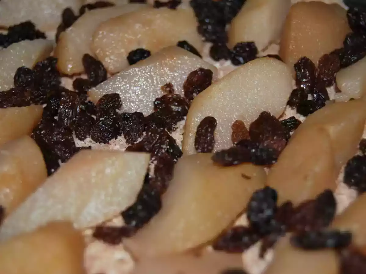 Prajitura cu pere, stafide si crema de gris