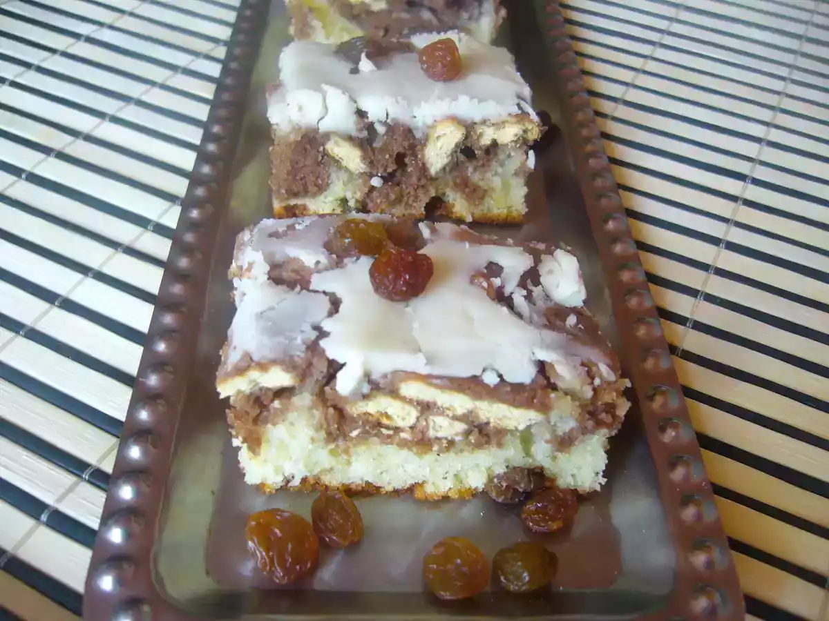 Prajitura cu stafide, biscuiti si ciocolata alba