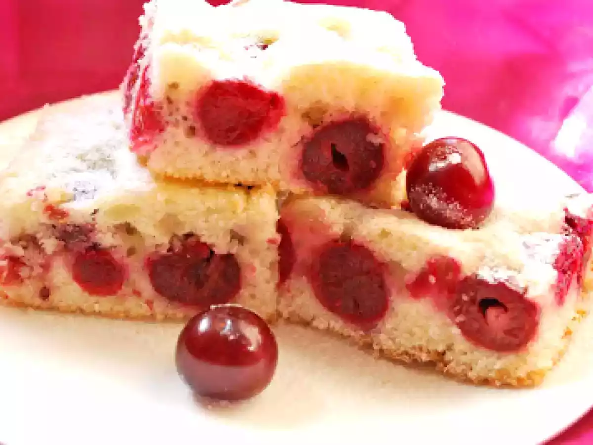 Prajitura cu visine - deliciu fructat de vara! :D