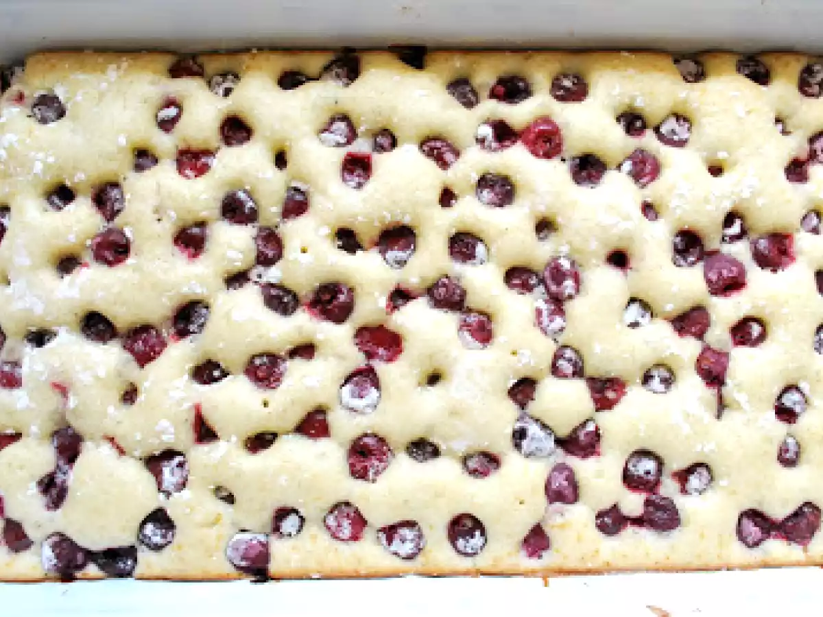 Prajitura cu visine - deliciu fructat de vara! :D - poza 7