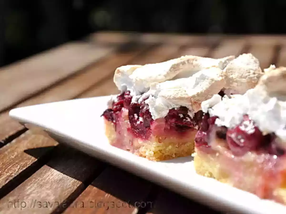 Prajitura cu visine si palarie de bezea