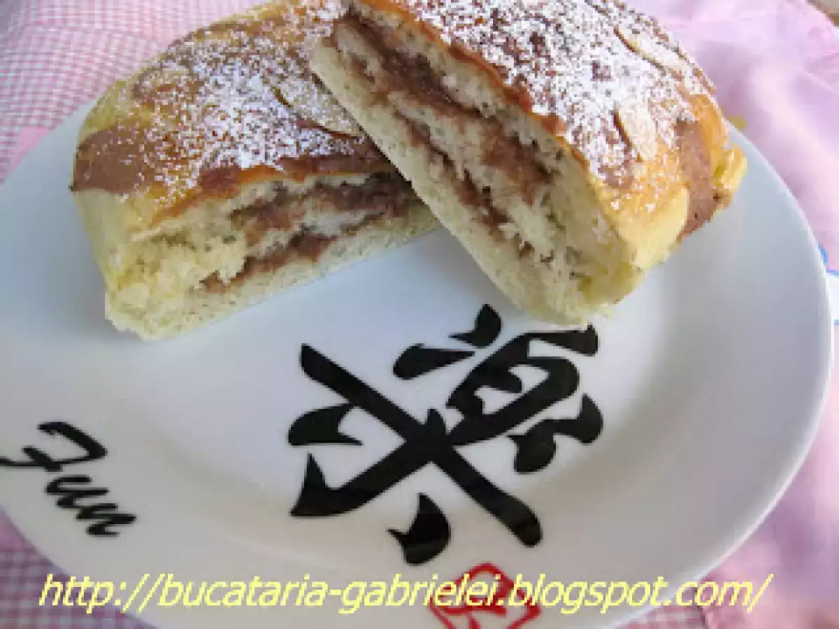 Prajitura din aluat cu crema custard de ciocolata.