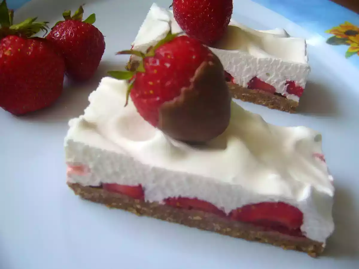 Prajitura fara coacere cu capsuni