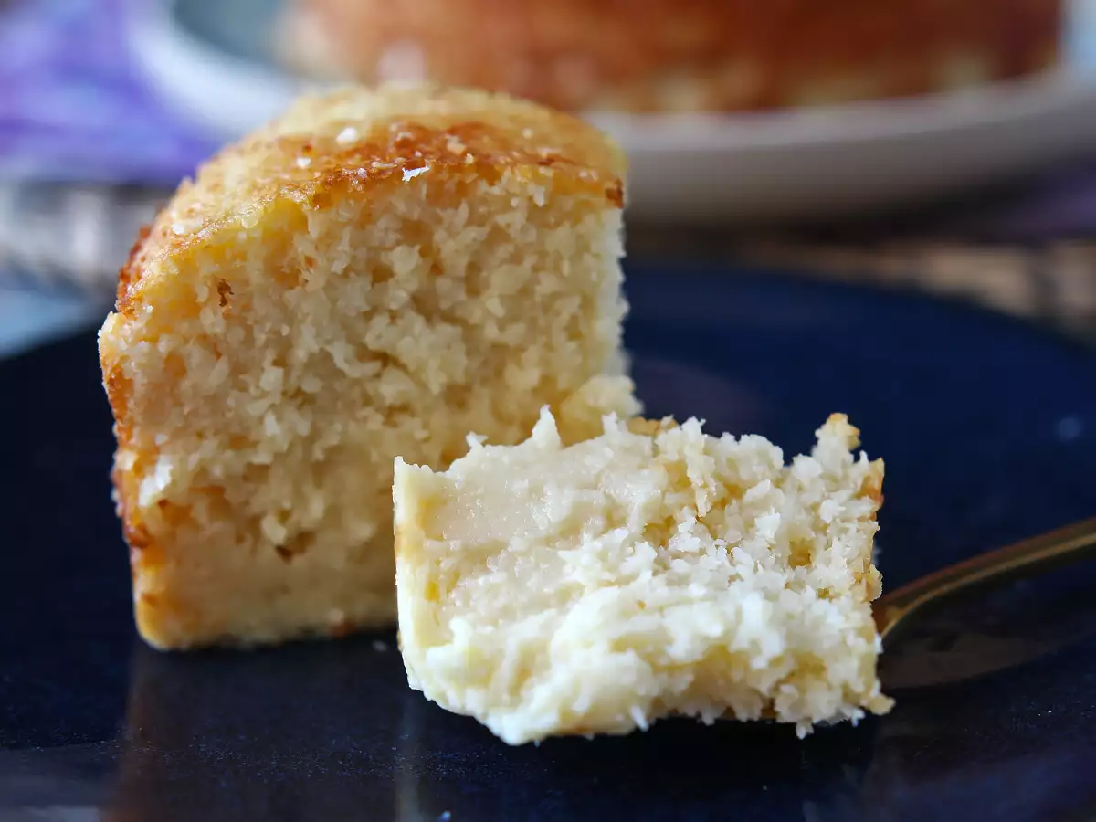 Prăjitură-flan cu nucă de cocos și lapte condensat, ușor de preparat și cu o textură cremoasă