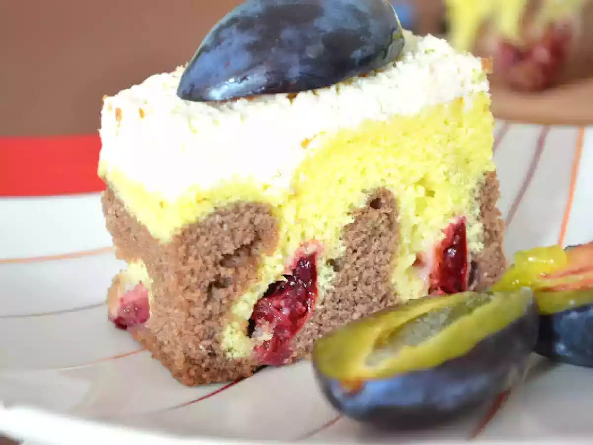 Prajitura marmorata cu prune si crema de branza