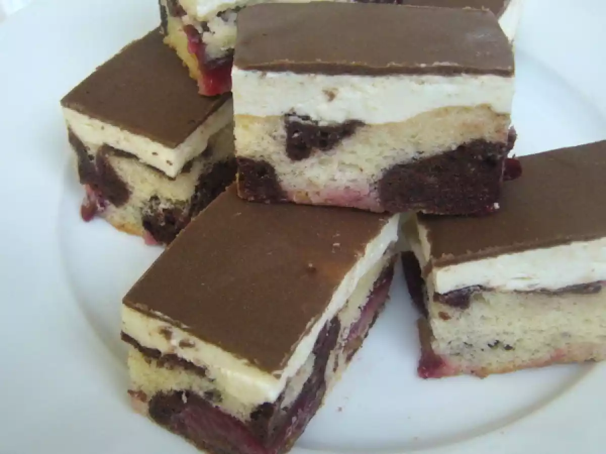 Prajitura marmorata cu prune si crema de branza