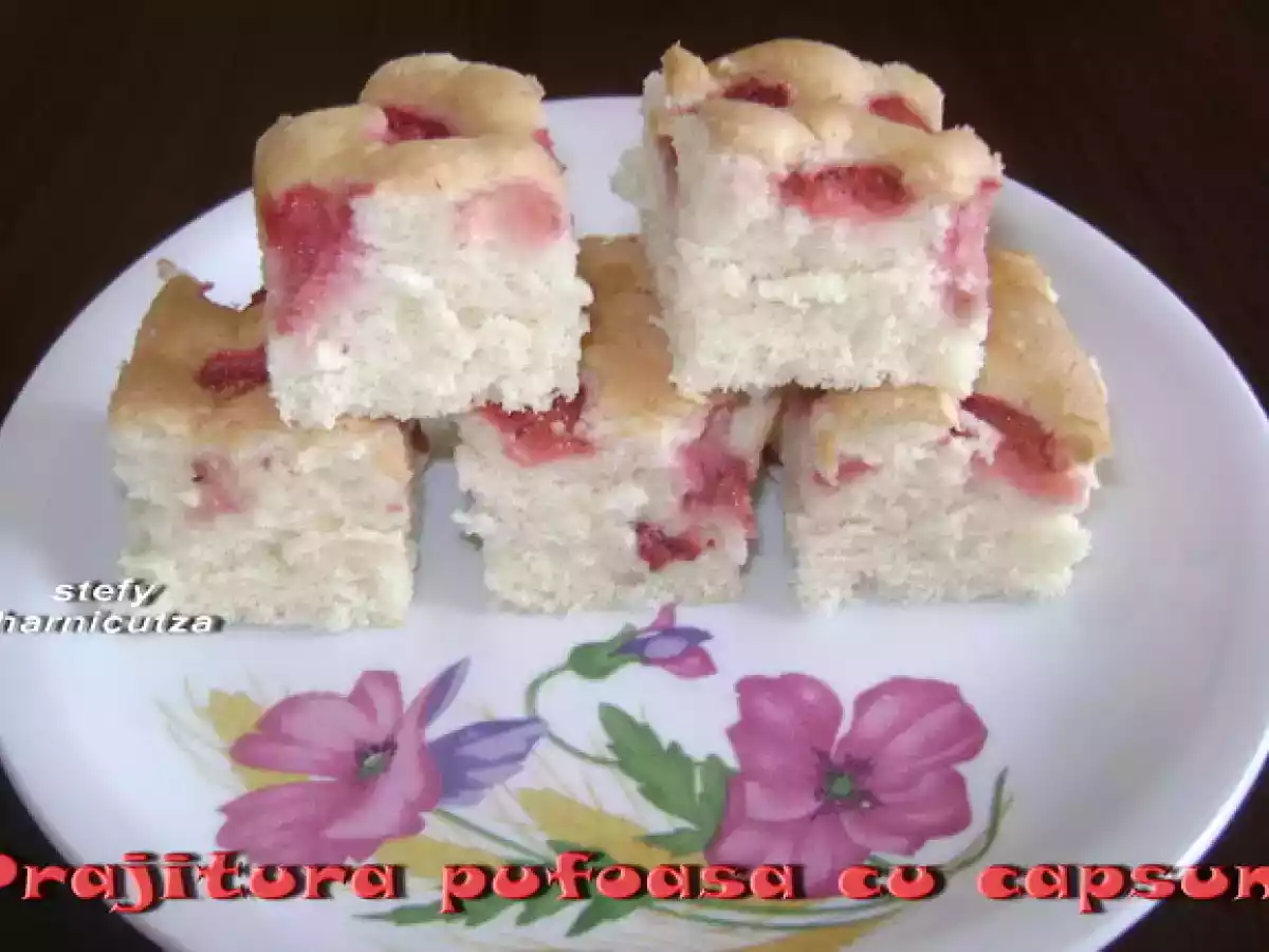 Prajitura pufoasa cu capsuni