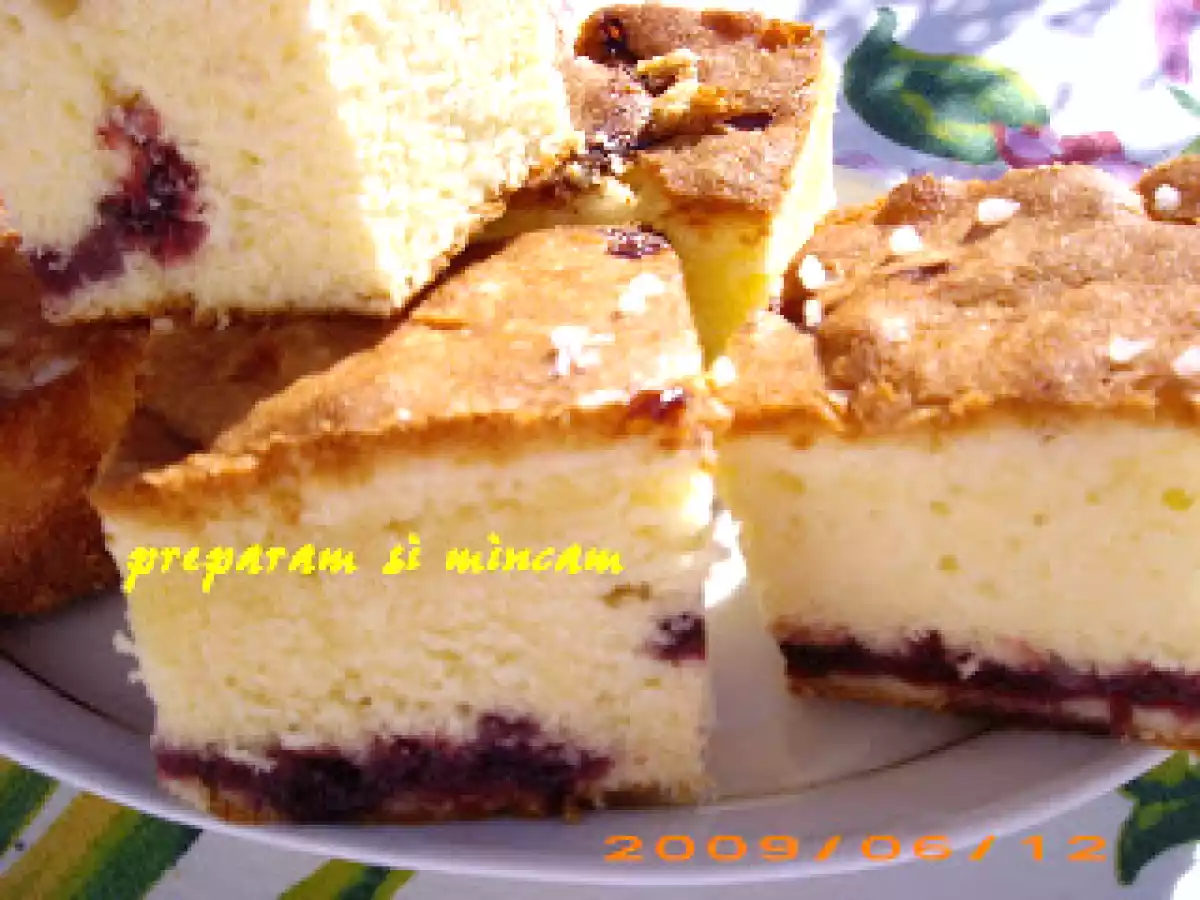 Prajitura pufoasa cu gem de cirese