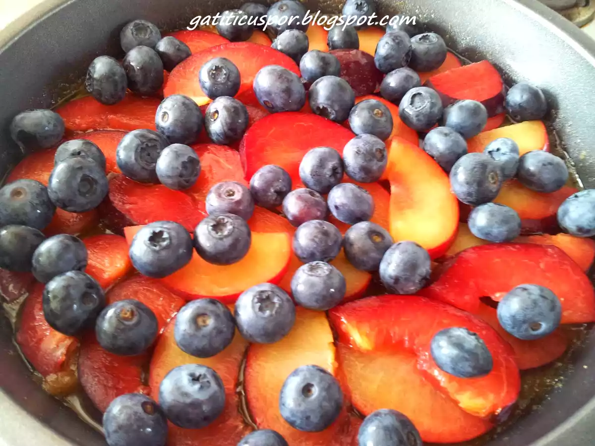 Prajitura Rasturnata Cu Prune Si Afine - poza 2