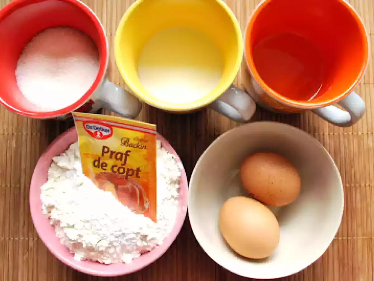 Prajitura turnata cu branza sau mere - poza 2