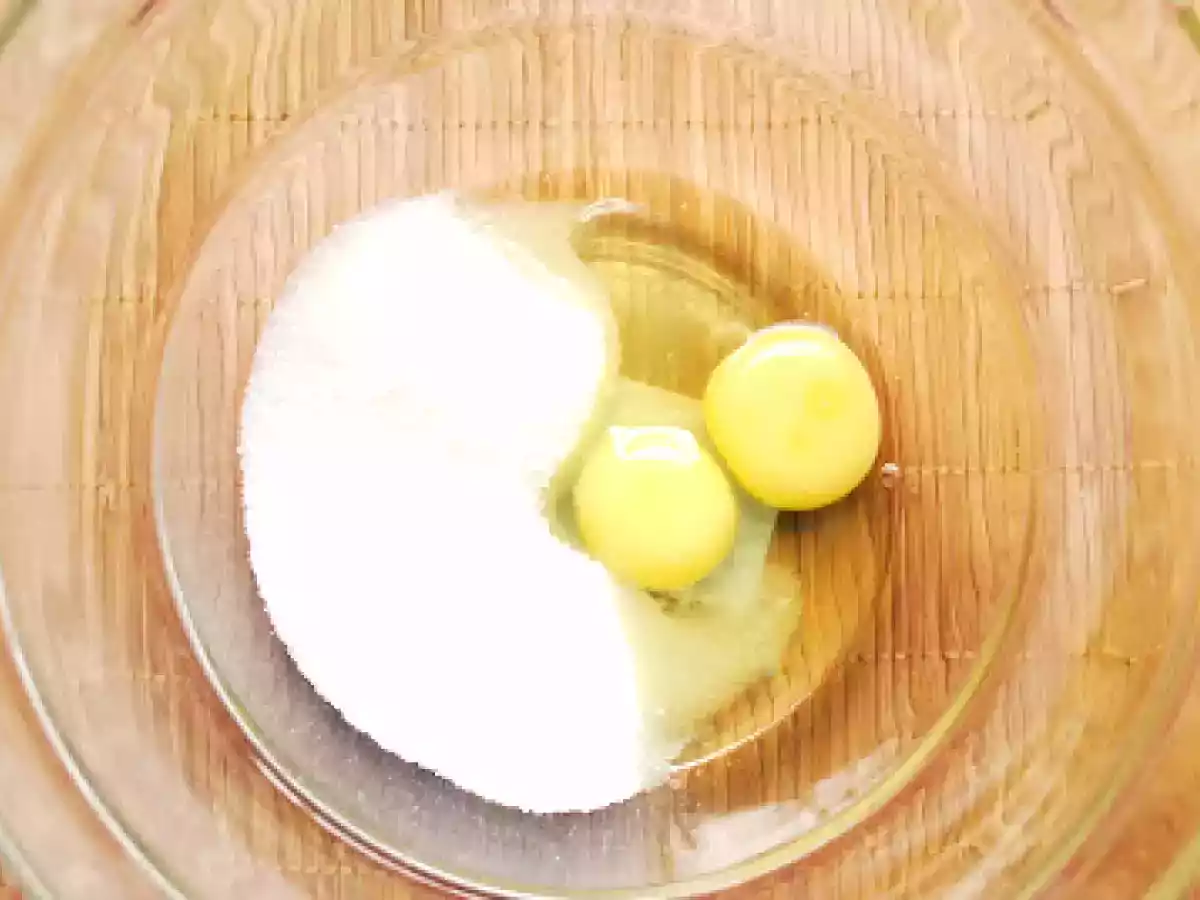 Prajitura turnata cu branza sau mere - poza 3