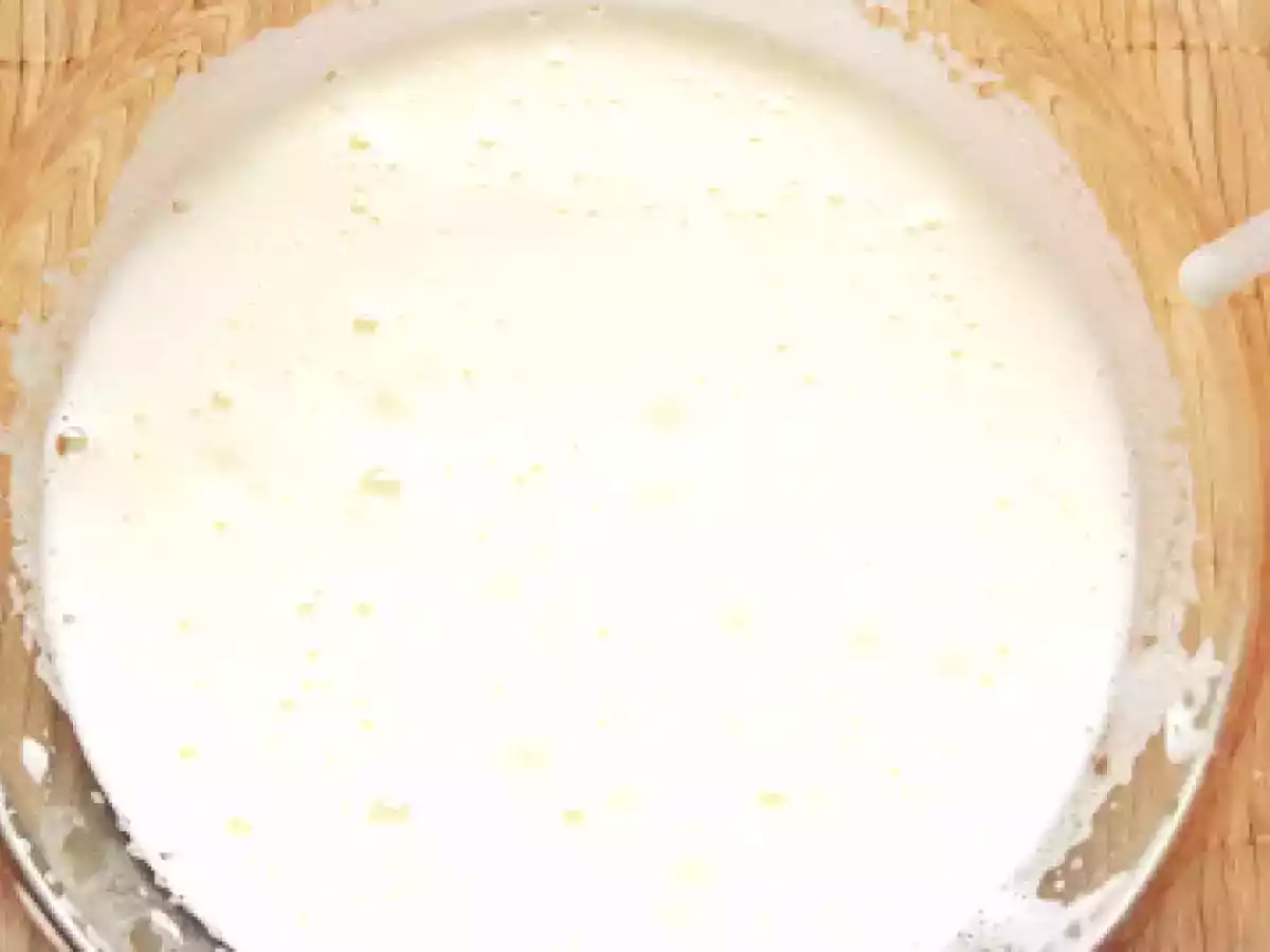 Prajitura turnata cu branza sau mere - poza 4