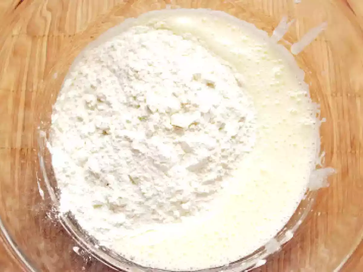 Prajitura turnata cu branza sau mere - poza 5