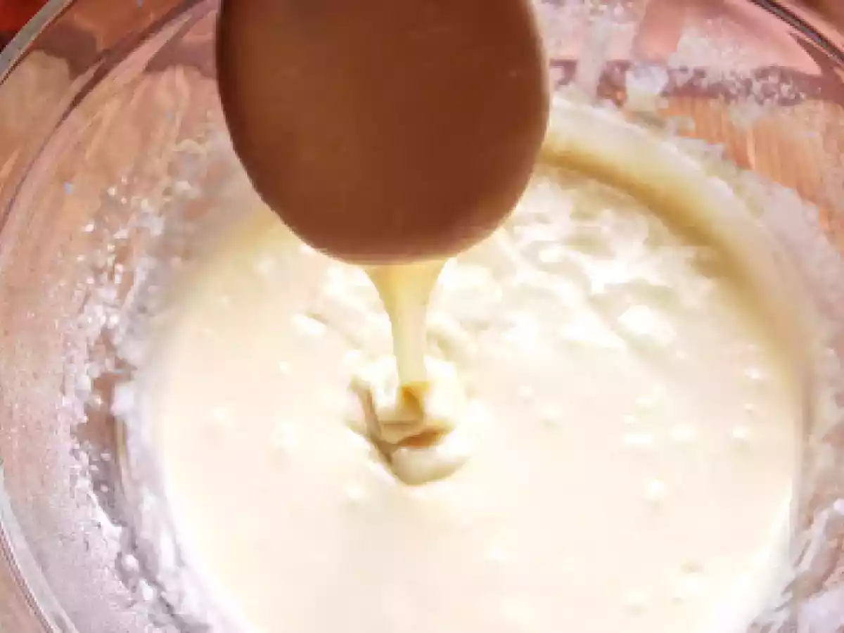 Prajitura turnata cu branza sau mere - poza 7