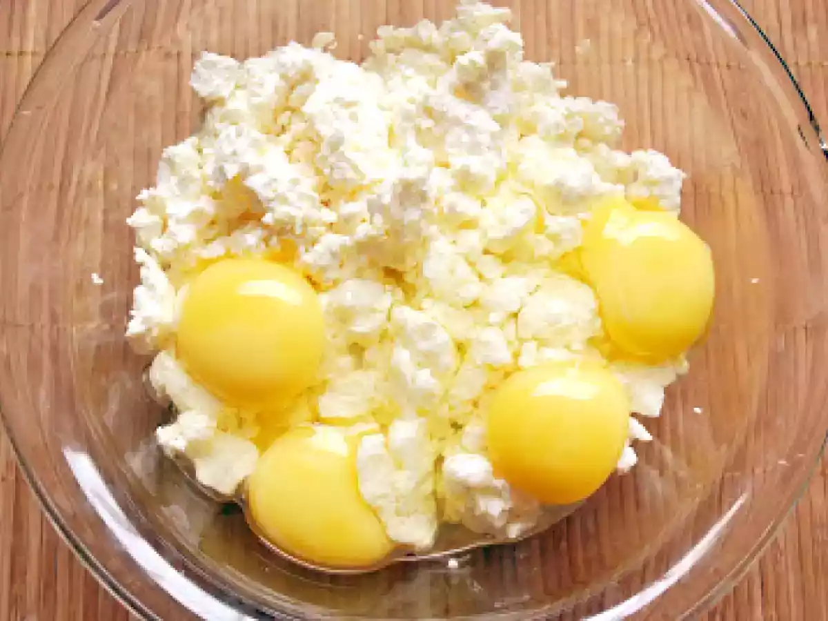 Prajitura turnata cu branza sau mere - poza 10