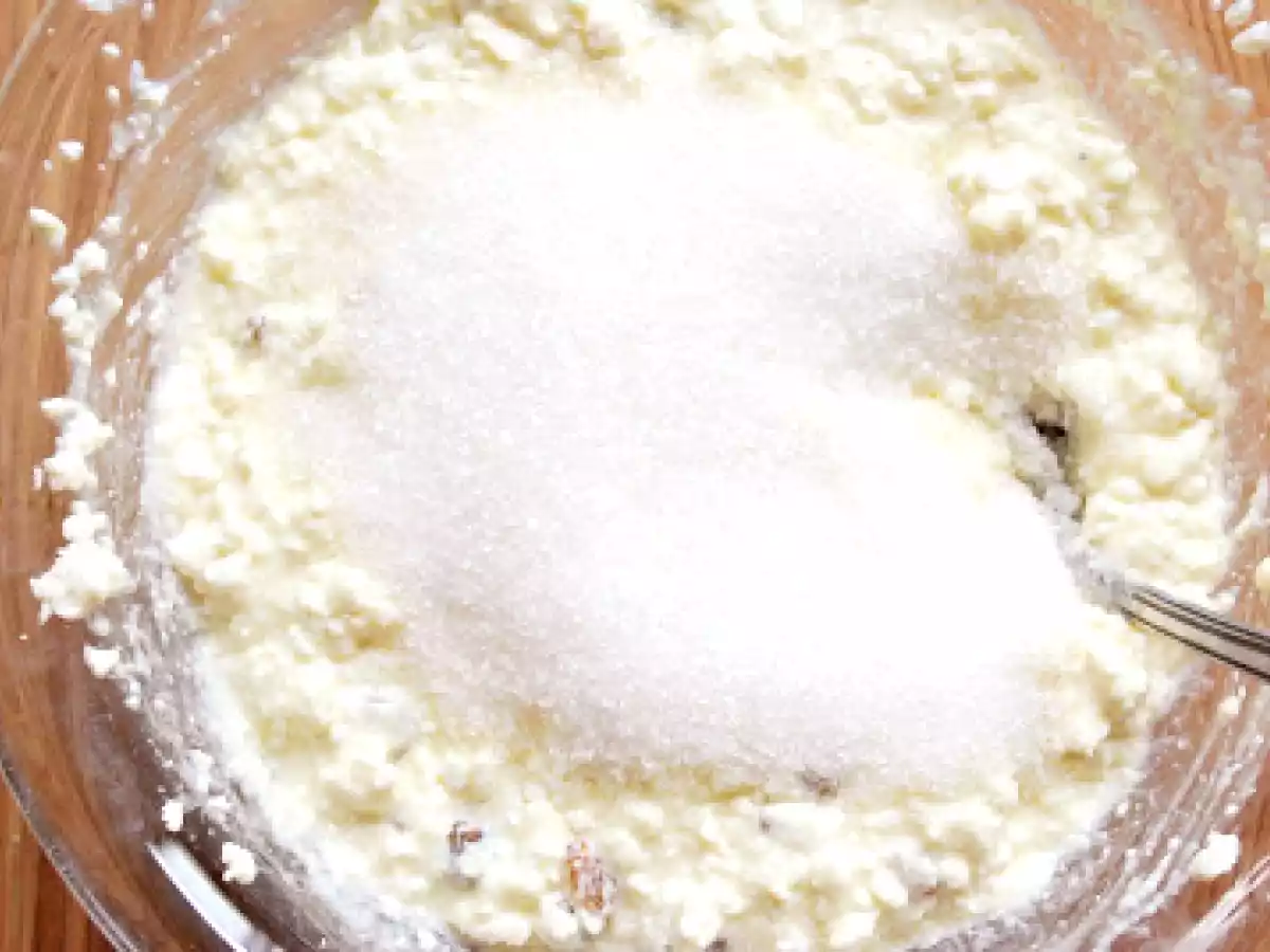 Prajitura turnata cu branza sau mere - poza 13