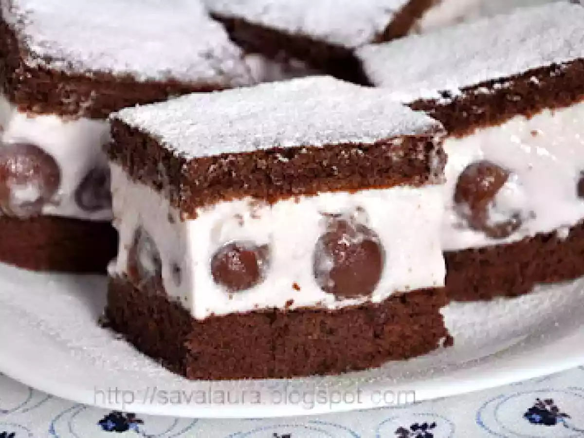 Prajitura usoara cu iaurt, frisca si cirese