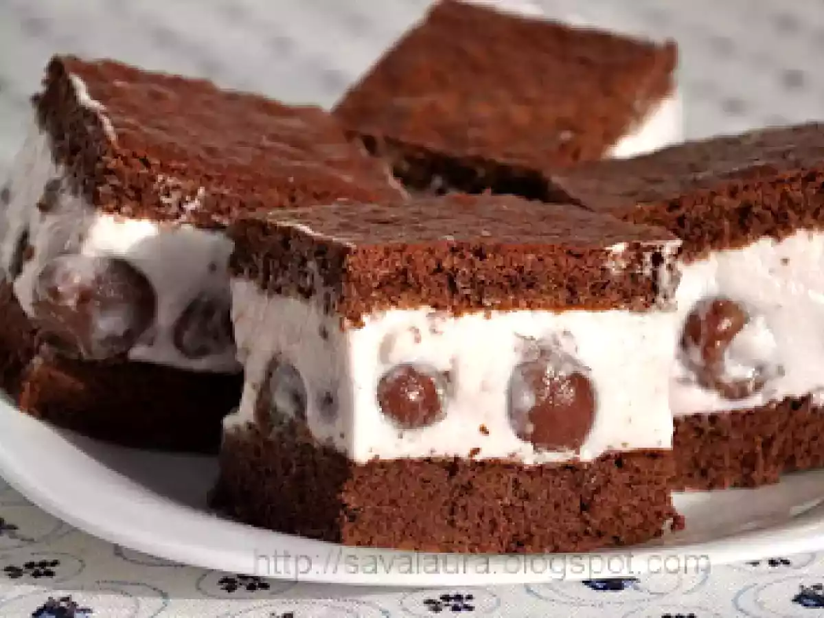 Prajitura usoara cu iaurt, frisca si cirese - poza 2