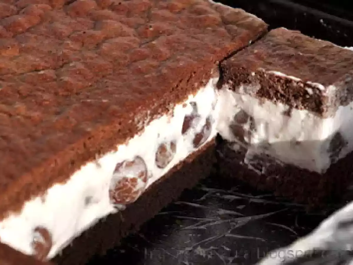 Prajitura usoara cu iaurt, frisca si cirese - poza 3