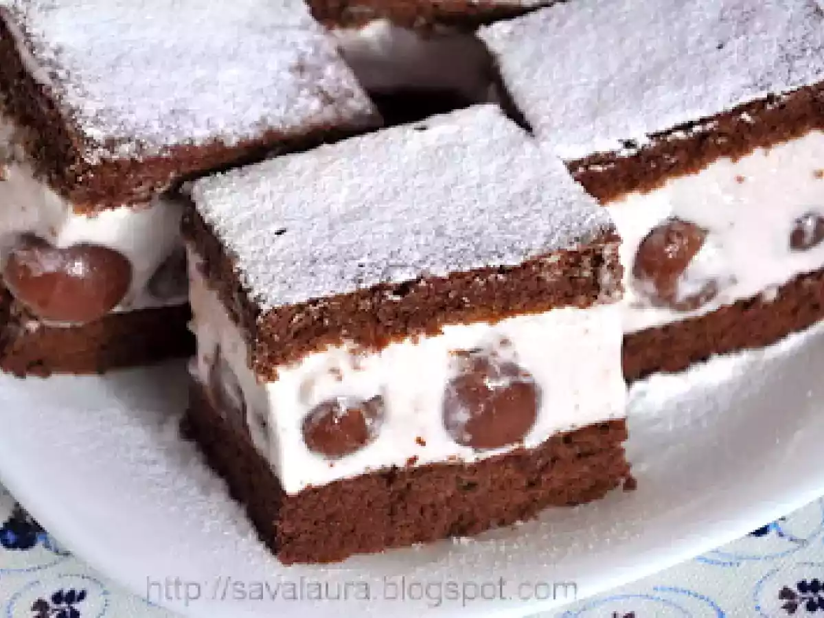 Prajitura usoara cu iaurt, frisca si cirese - poza 4