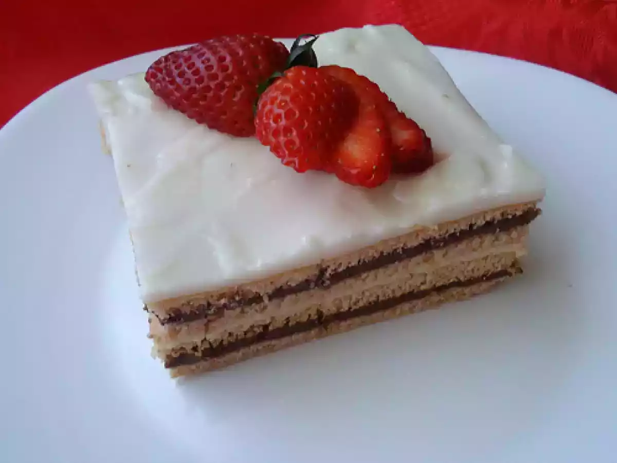 Prajiturica cu glazura alba (de post)