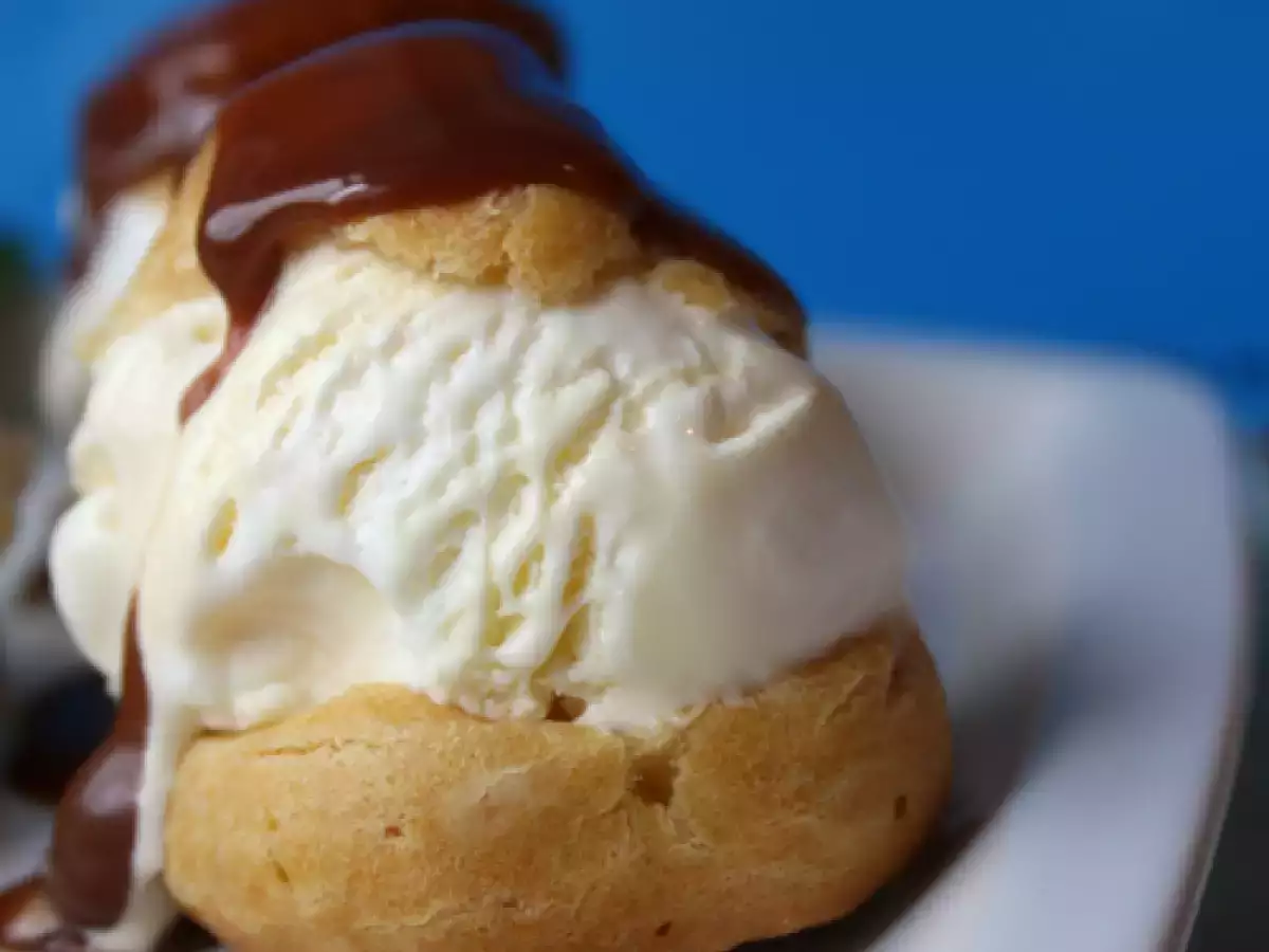 Profiterol cu inghetata de vanilie si sos de ciocolata