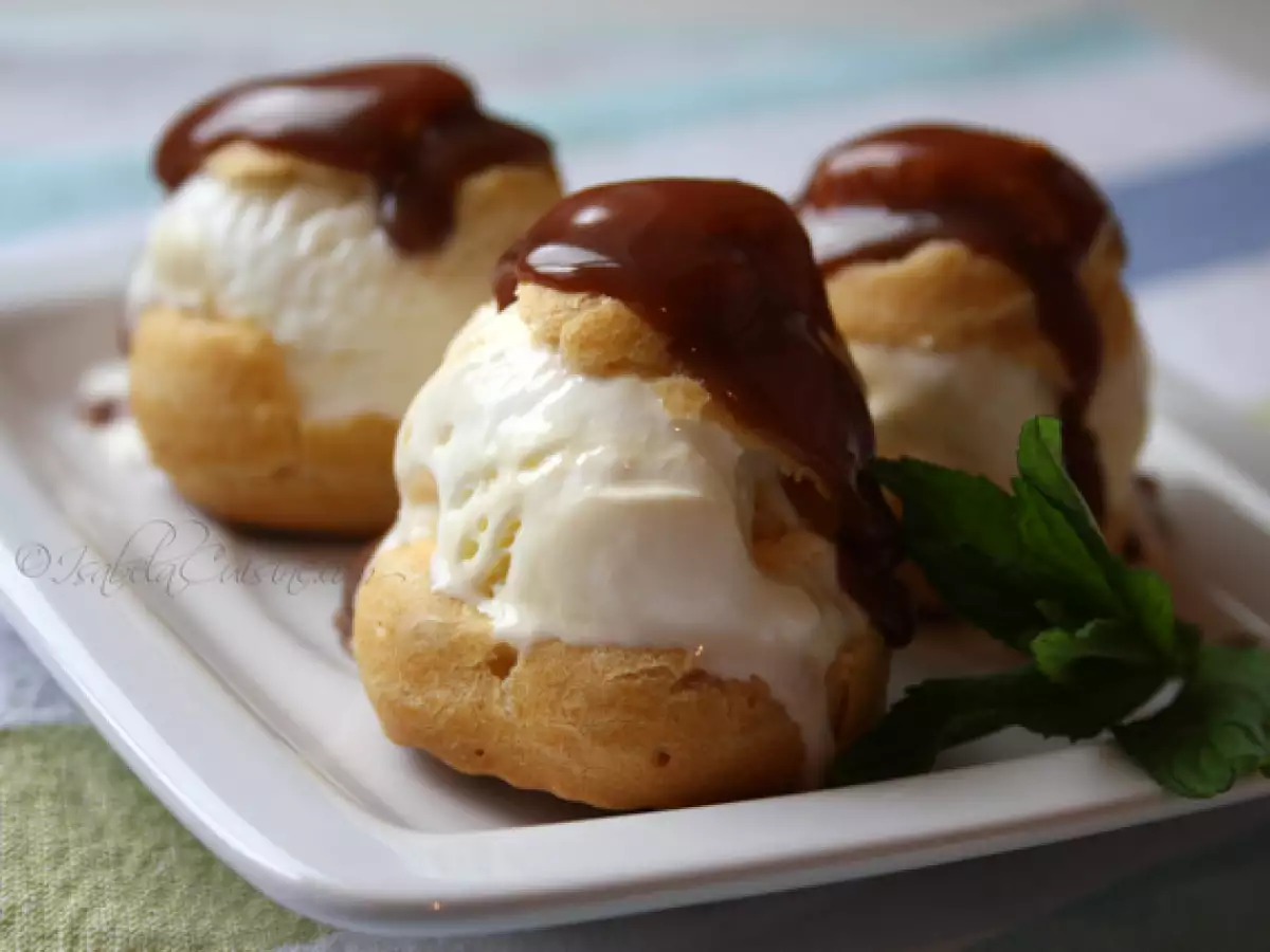 Profiterol cu inghetata de vanilie si sos de ciocolata - poza 2
