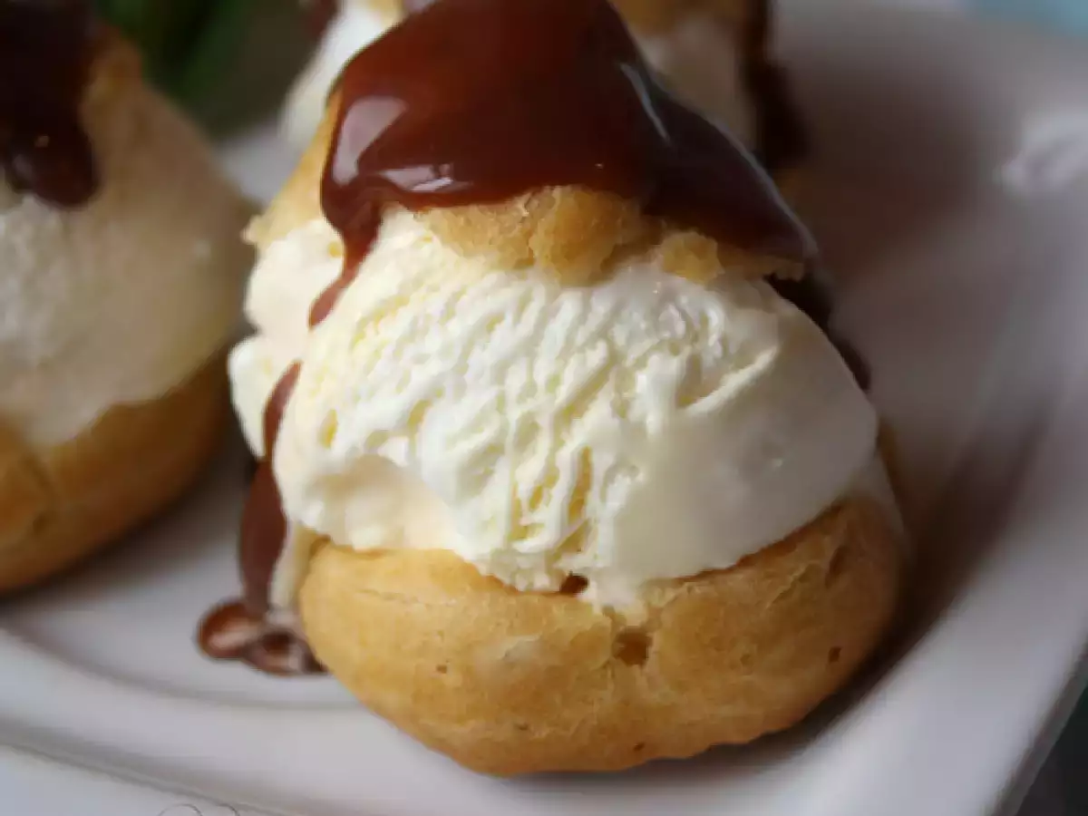 Profiterol cu inghetata de vanilie si sos de ciocolata - poza 3