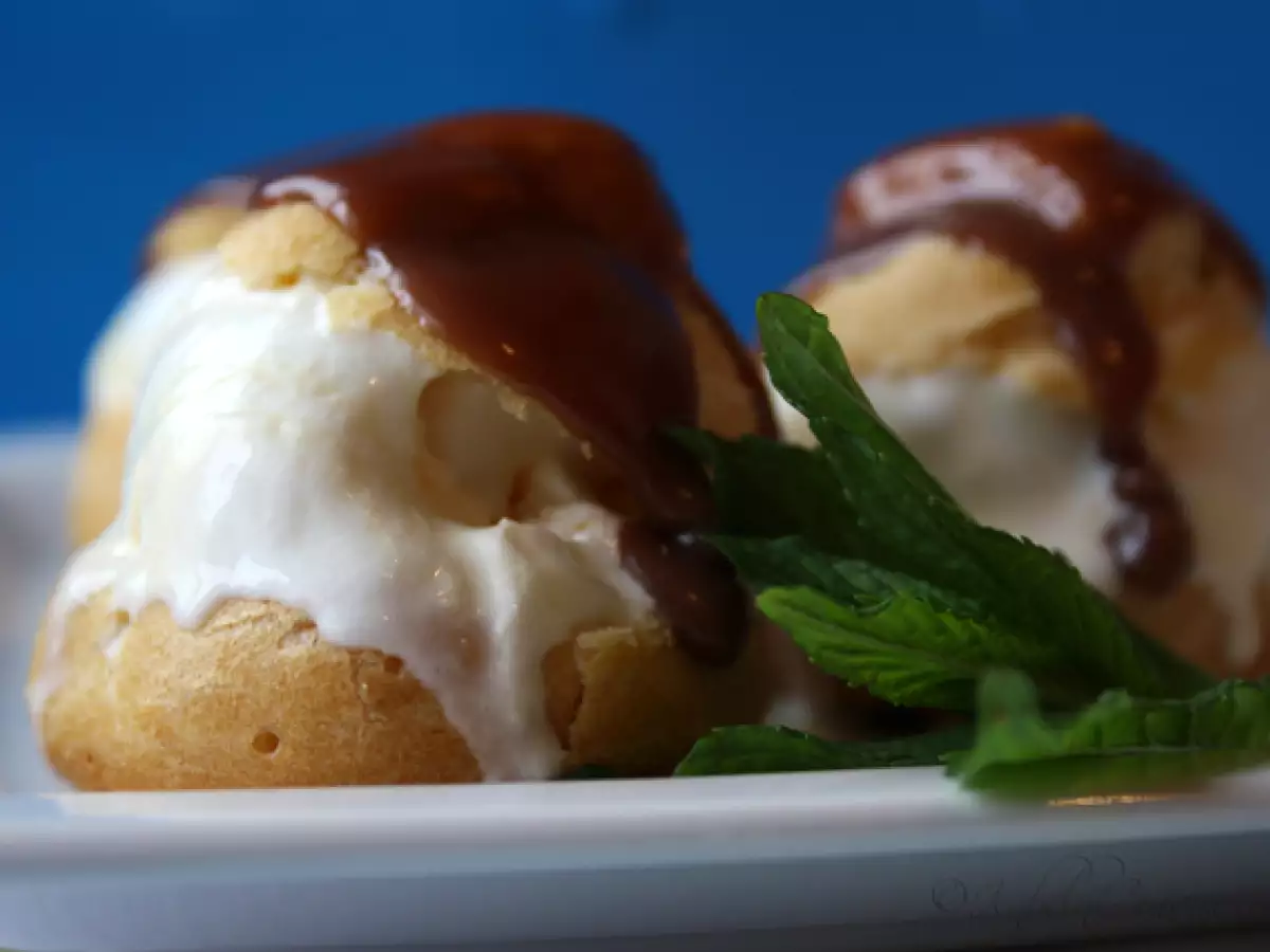 Profiterol cu inghetata de vanilie si sos de ciocolata - poza 4