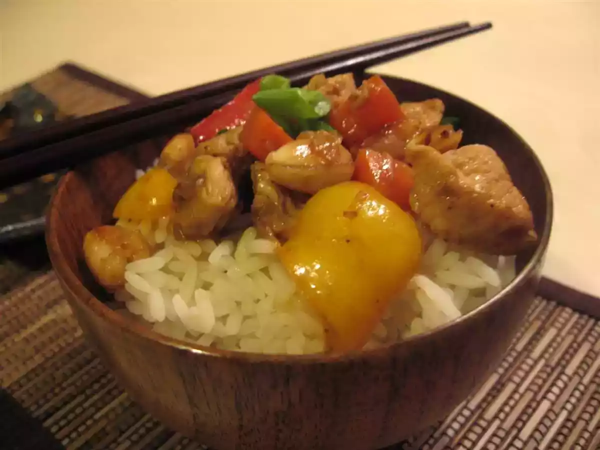 Pui chinezesc cu alune (Pui Gongbao)