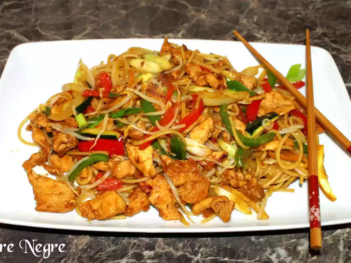 Pui cu 5 arome Chow Main