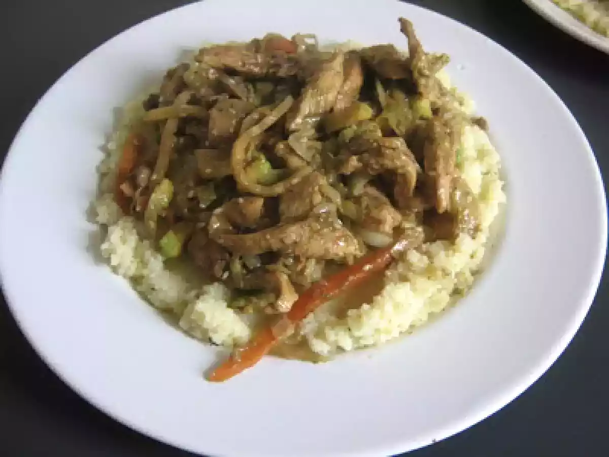 Pui cu avocado si lapte de cocos pe pat de cus cus