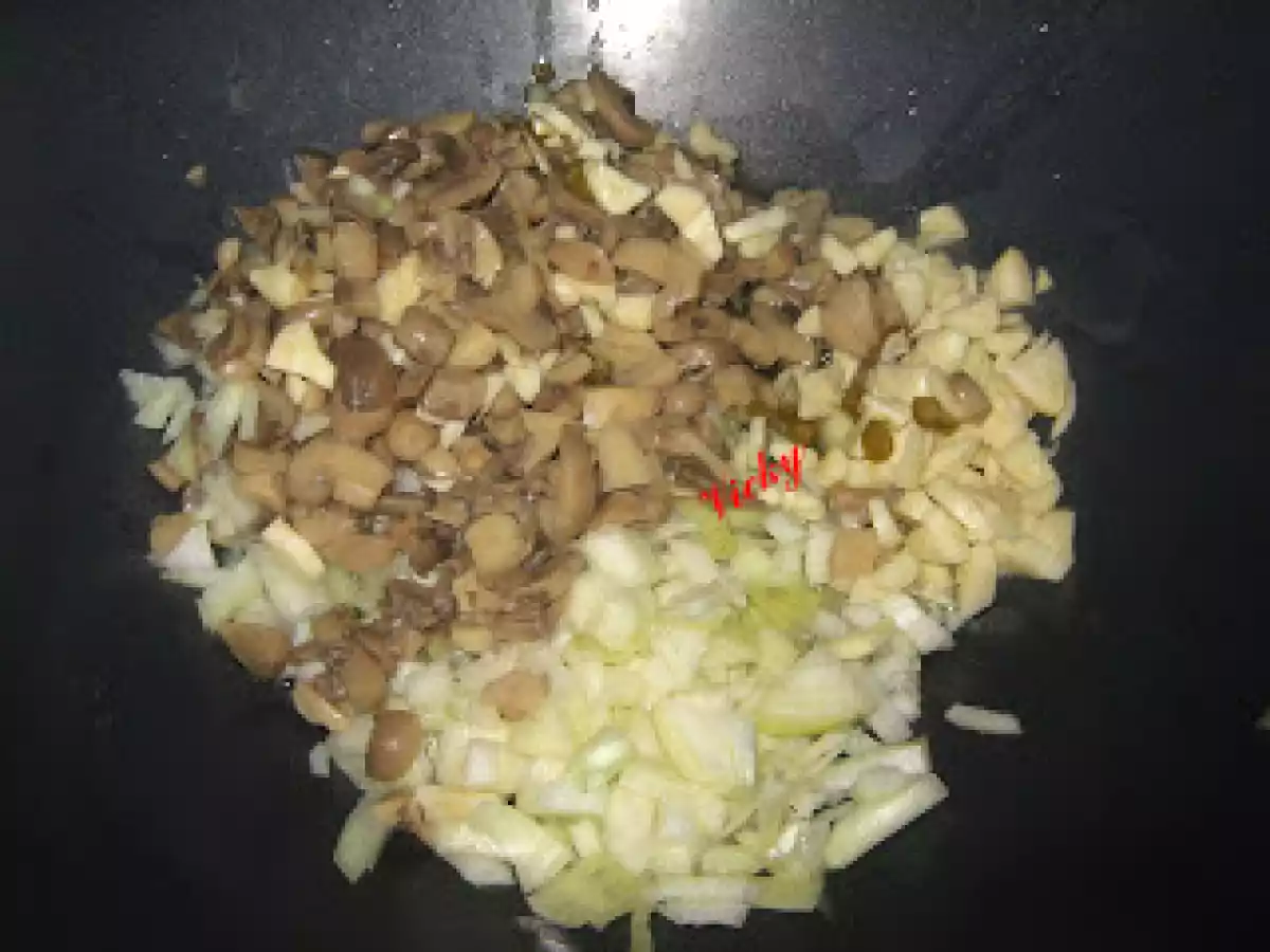 Pui cu ciuperci in sos de rosii picant - poza 6