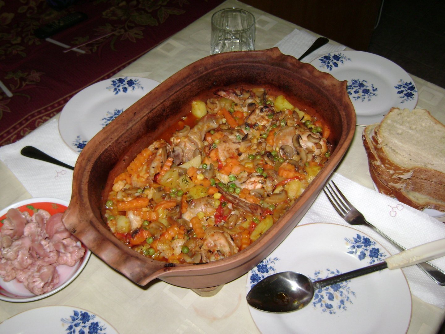 Pui cu legume in oala de lut - reteta simpla si sanatoasa