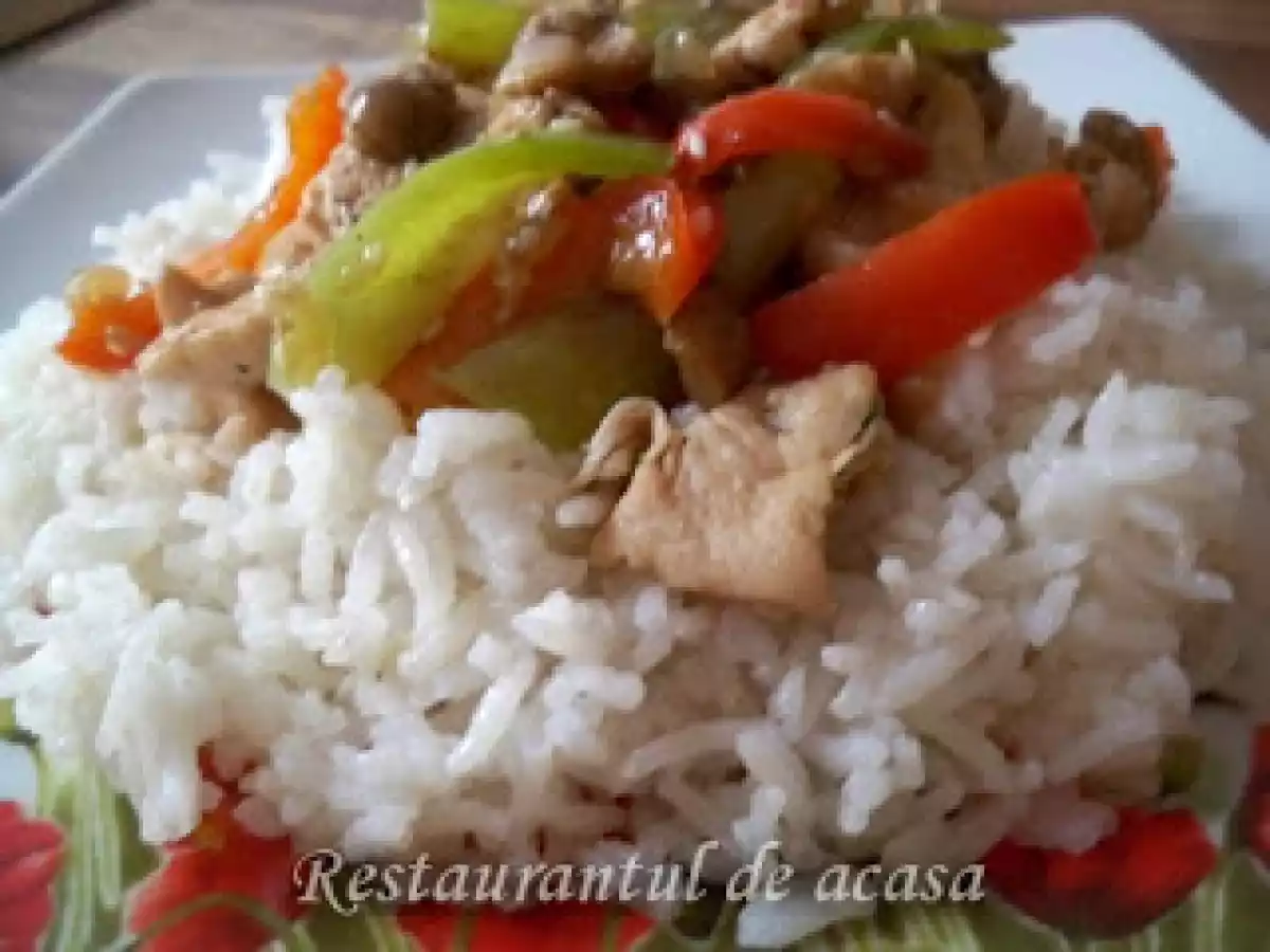 Pui cu legume, sos de soia si susan