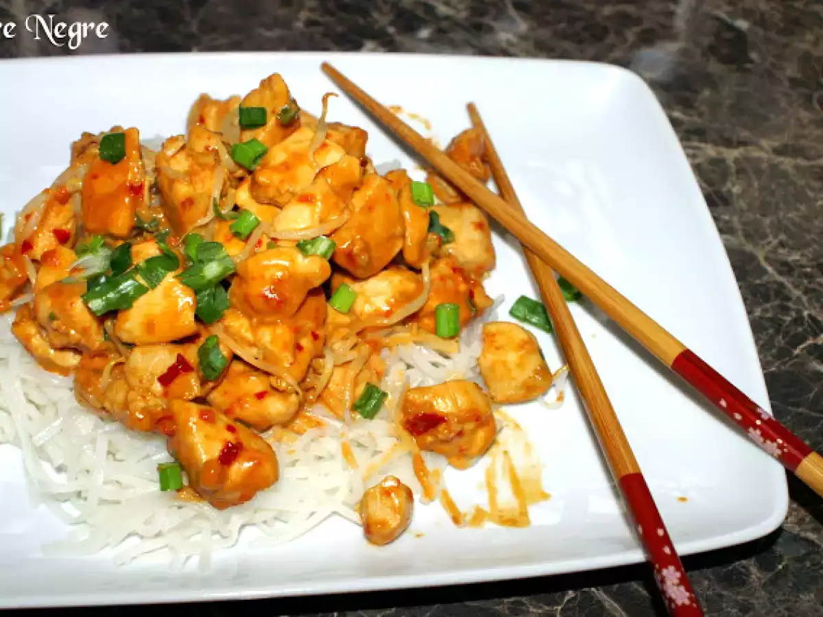 Pui cu pasta de susan si taitei de orez