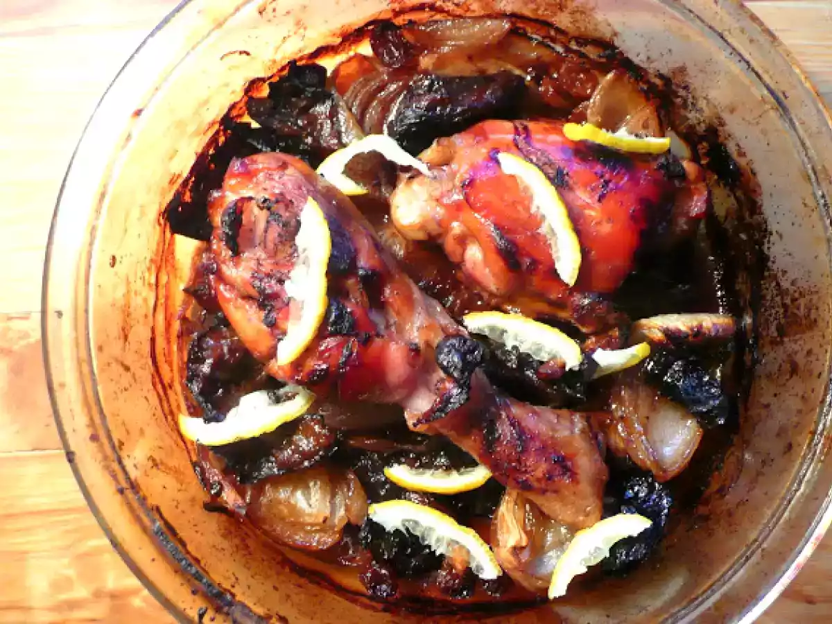 Pui cu prune uscate, stafide si ceapa caramelizata