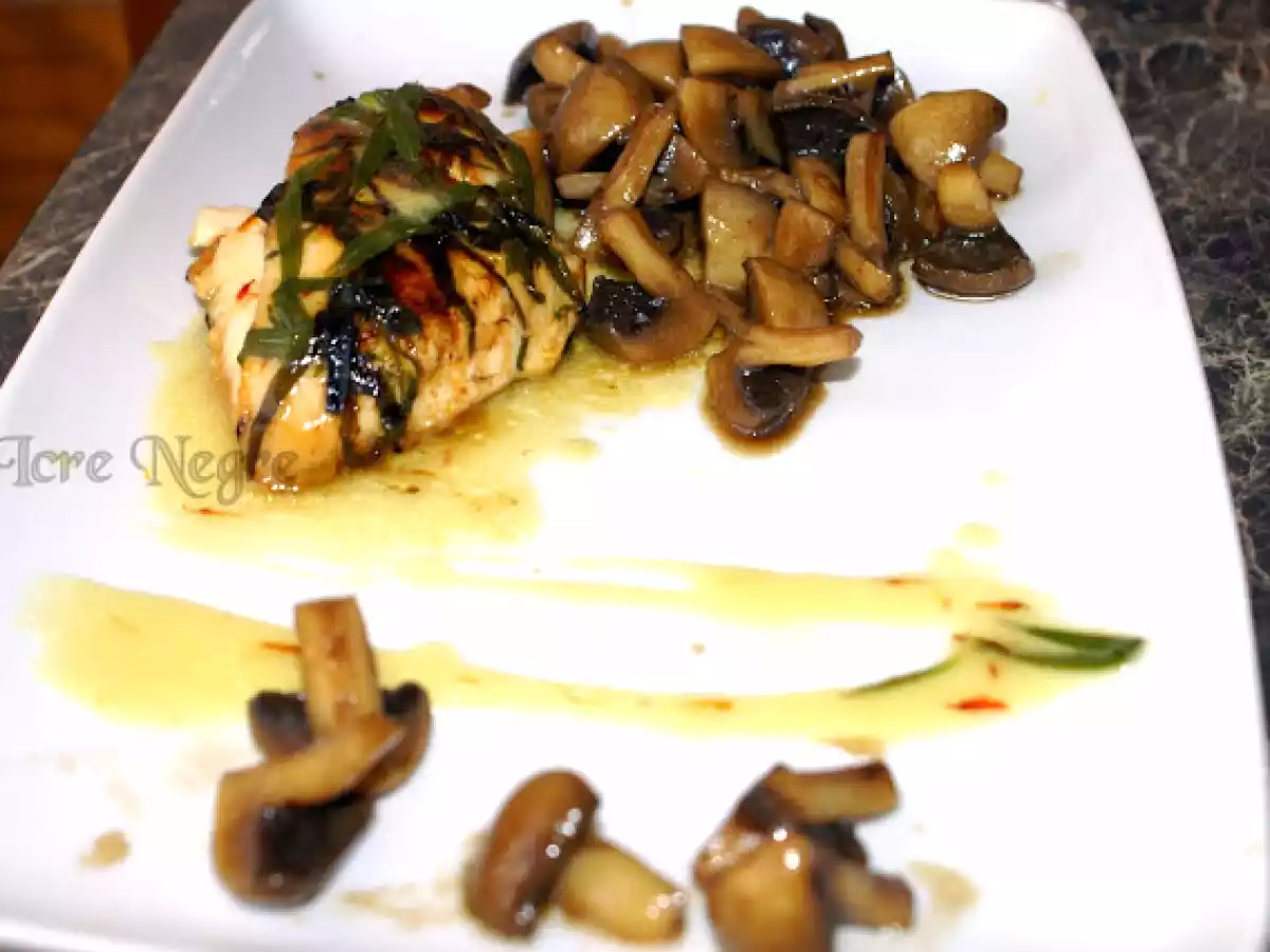 Pui cu sos de tarhon si ciuperci champignon