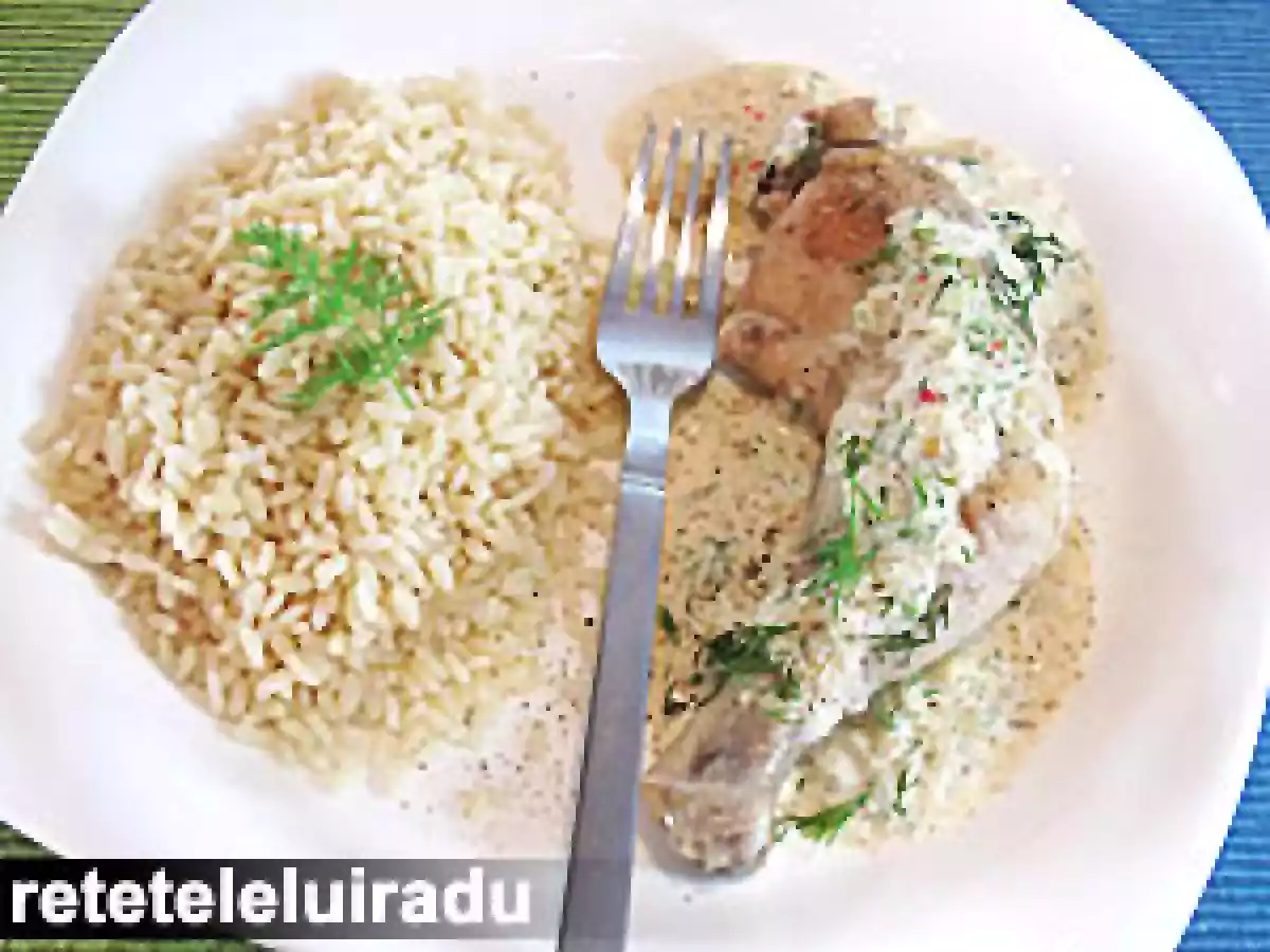 Pui cu sos de telina si smantana