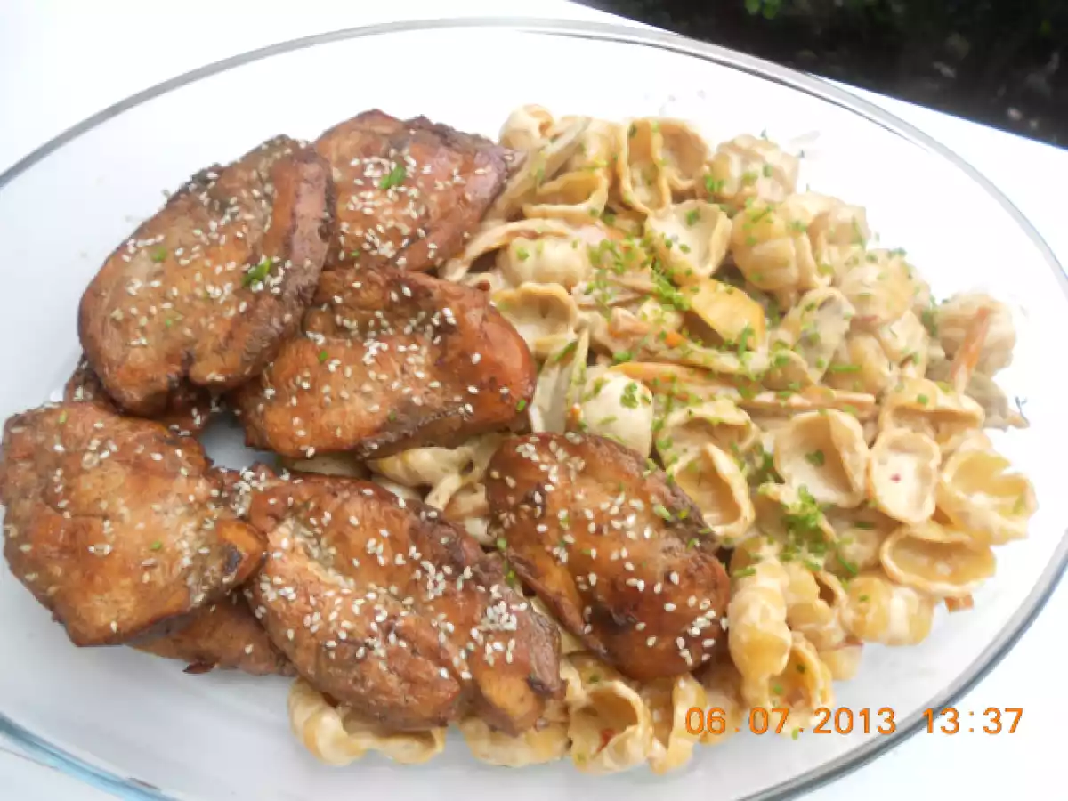 Pui in cursta de miere cu susan si paste cu legume