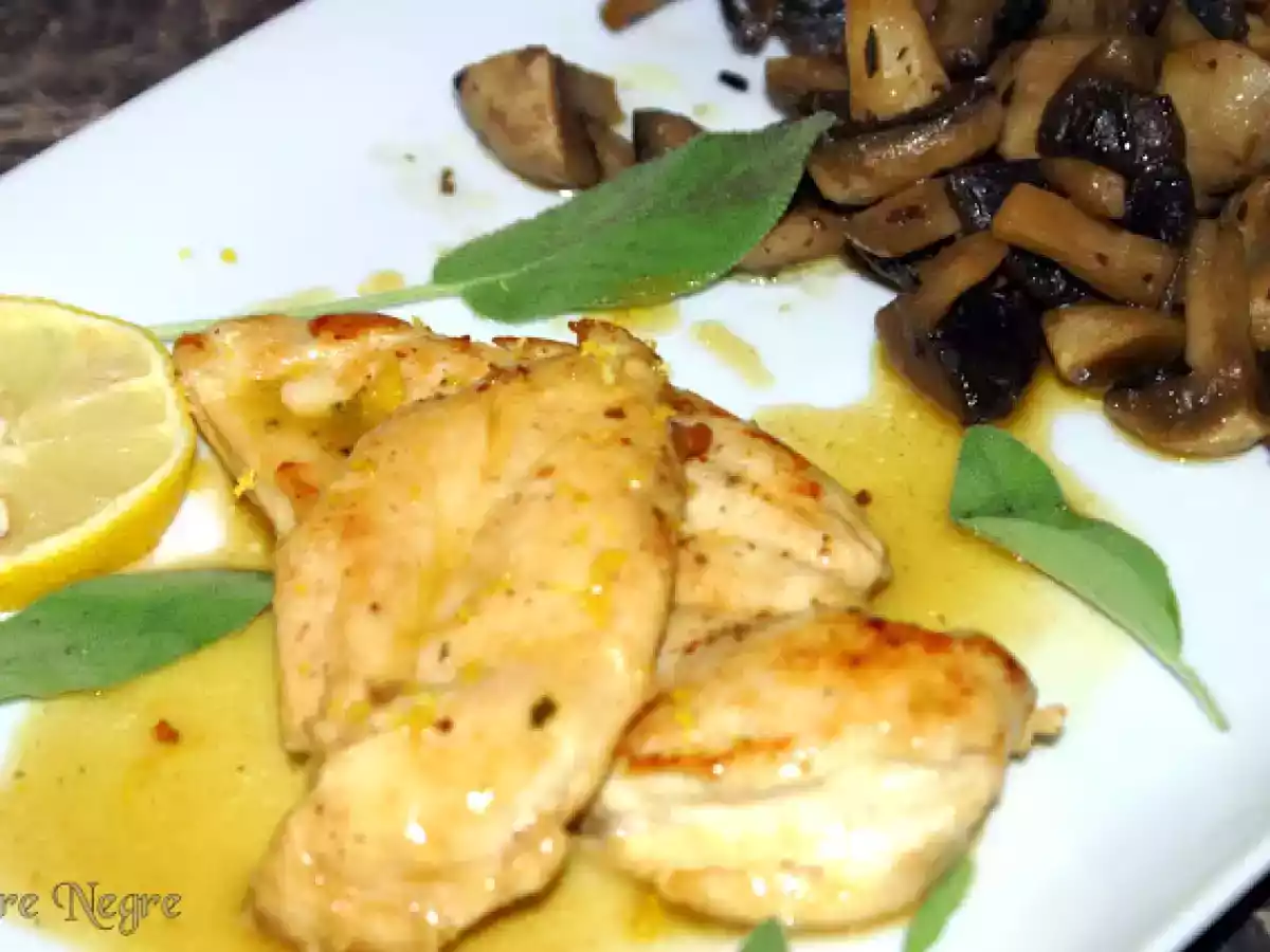 Pui in sos de lamaie cu salvie si garnitura de ciuperci - poza 3