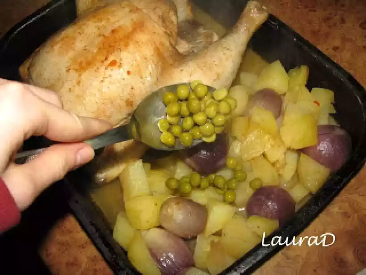 Pui la cuptor cu cartofi, ceapa si mazare in vin alb - poza 3