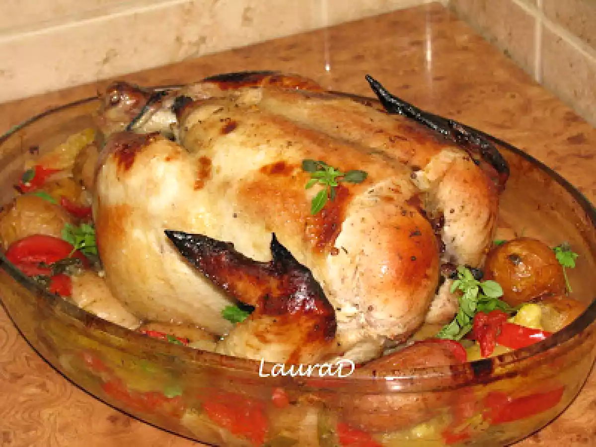 Pui la cuptor cu cartofi noi, ceapa verde si dovlecei