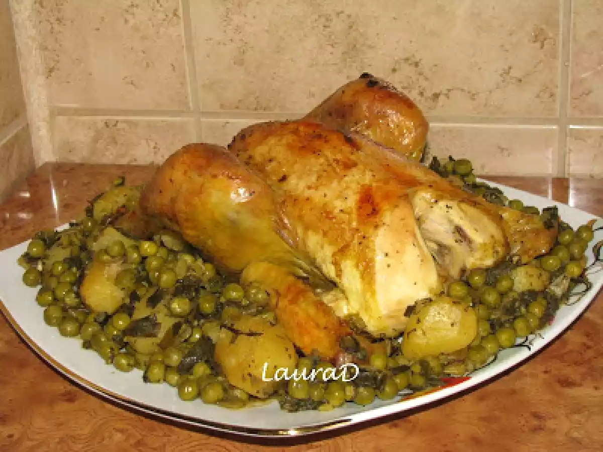 Pui la cuptor cu mazare, ceapa verde si cartofi noi