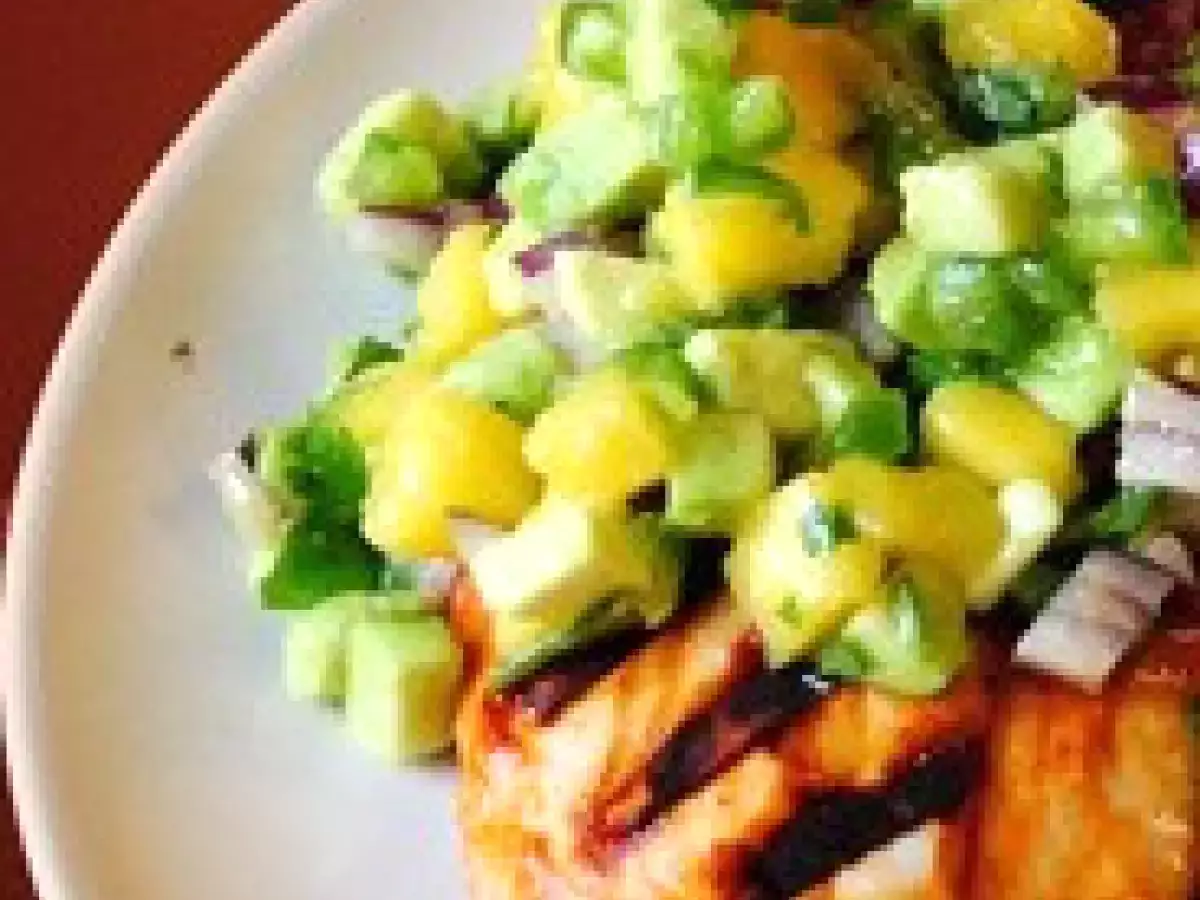 Pui la cuptor cu salsa de mango si avocado